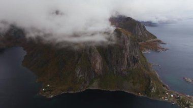 Norveç, Lofoten 'de okyanusu ve dik tepeleri gözler önüne seren yamaç manzarası.