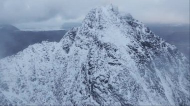 Karlı, sivri kutup dağları üzerinde ilham verici gün doğumu manzarası, Lofoten