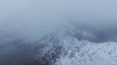 Karlı, sivri kutup dağları üzerinde ilham verici gün doğumu manzarası, Lofoten