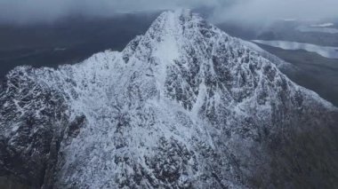 Karlı, sivri kutup dağları üzerinde ilham verici gün doğumu manzarası, Lofoten