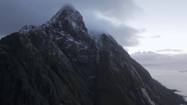 Karlı, sivri kutup dağları üzerinde ilham verici gün doğumu manzarası, Lofoten