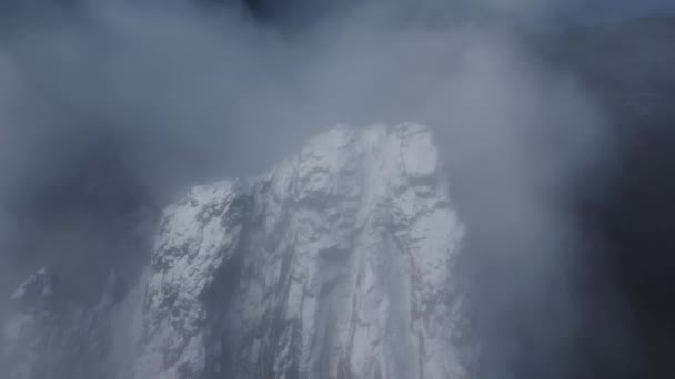 Inspirujący Widok Lotu Ptaka Zaśnieżone Postrzępione Góry Arktyczne Lofoten — Wideo stockowe