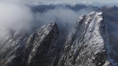 Karlı, sivri kutup dağları üzerinde ilham verici gün doğumu manzarası, Lofoten
