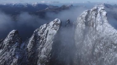 Karlı, sivri kutup dağları üzerinde ilham verici gün doğumu manzarası, Lofoten