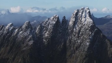 Karlı, sivri kutup dağları üzerinde ilham verici gün doğumu manzarası, Lofoten