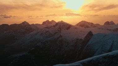 Dağın arka planında alçak bir gölet, Lofoten, Norveç 'te kasvetli bir gün - geri çekil, İHA atışı