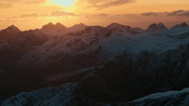 Dağın arka planında alçak bir gölet, Lofoten, Norveç 'te kasvetli bir gün - geri çekil, İHA atışı