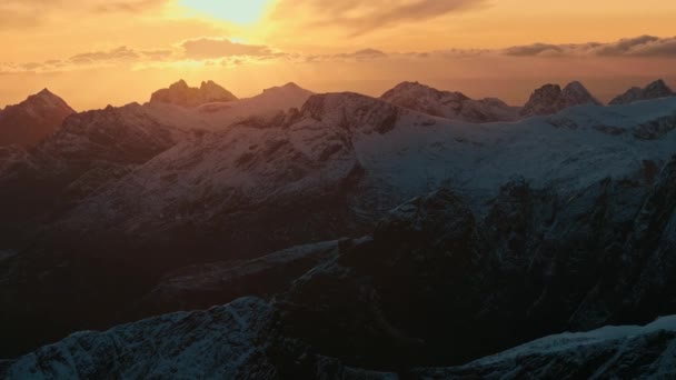 Widok Powietrza Nisko Nad Stawem Tłem Górskim Ponury Dzień Lofoten — Wideo stockowe