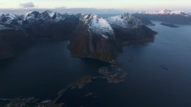 Luchtfoto Laag Boven Een Vijver Met Bergachtige Achtergrond Sombere Dag — Stockvideo