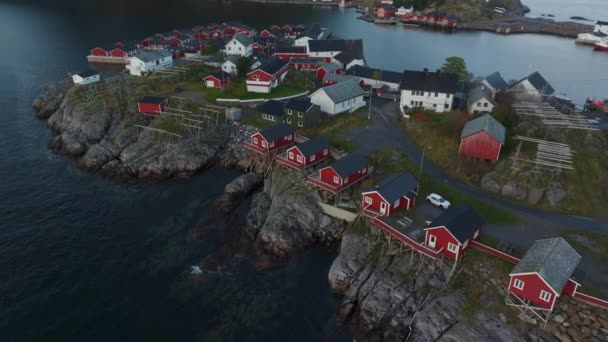 从空中俯瞰罗浮敦岛 传统的木制小木屋在老码头渔村 挪威峡湾 挪威夏季旅游 — 图库视频影像