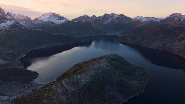 Luchtfoto Van Besneeuwde Bergen Reine Lofoten Noorwegen Bij Zonsondergang Met — Stockvideo