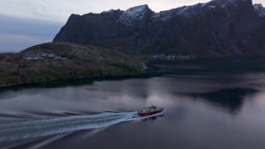 Lofoten Adaları 'nda balıkçı teknesi, hava görüntüleri.