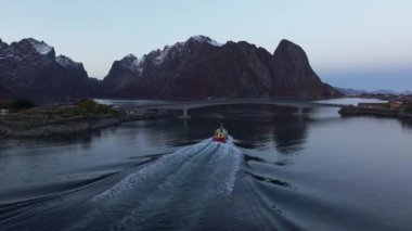 Lofoten Adaları 'nda balıkçı teknesi, hava görüntüleri.