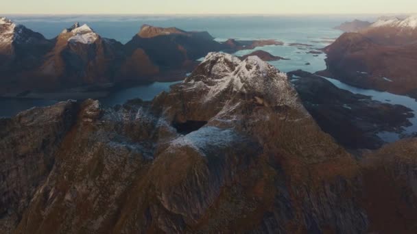 Vista Aérea Las Montañas Cubiertas Nieve Reine Islas Lofoten Noruega — Vídeo de stock
