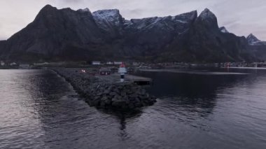 Andoya adasındaki deniz feneri konumu. Norveç yakınlarında manzaralı kayalık kıyı şeridi.