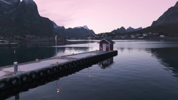 空中冒险 在Hamnoy岛上运送挪威渔民的小木屋 — 图库视频影像