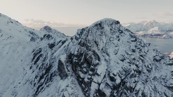 青空とふかふかの雲が広がる寒い冬の日には 山頂が雪に覆われていました 冬の時間にビティホーン山 — ストック動画