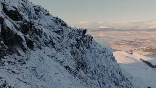Cima Montagna Coperta Neve Una Fredda Giornata Invernale Con Cieli — Video Stock