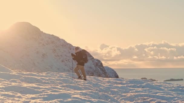 Túrázó Hátizsákkal Hegymászás Tetején Hegymászás Koncepció Férfi Sétáló Túrázás Télen — Stock videók