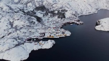 Nusfjord Balıkçılık Köyü, Fiyort ve Dağlar kışın. Lofoten Adaları, Norveç. Hava görüntüsü. İHA İleri Uçar, Eğilir
