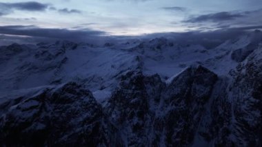 gün batımı nda kış Lofoten plaj, kuzey Norveç