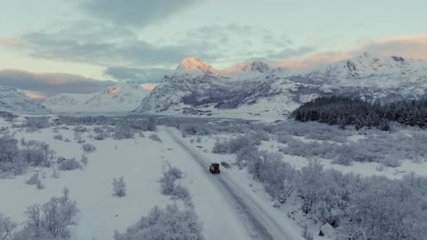 Luftaufnahme Vom Autofahren Winterparadies Norwegen Umgeben Von Schnee Und Bäumen — Stockvideo