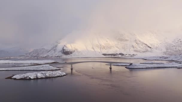 ภาพโดรนทางอากาศของหม เกาะโลโฟเทนท ศจรรย ในฤด หนาวของเกาะโลโฟเทนท สะพานผ านรถยนต ในว อากาศหนาวเย สวยงาม — วีดีโอสต็อก