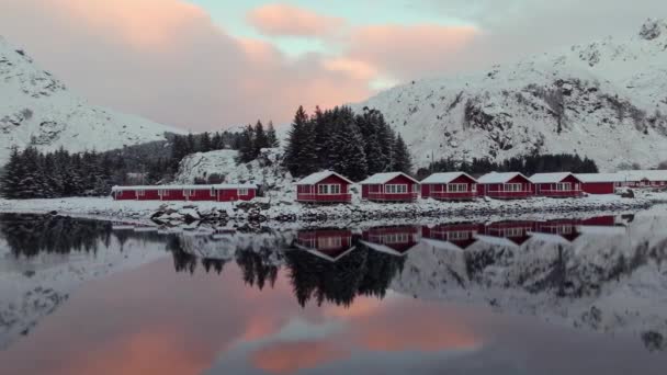 挪威Lofoten群岛A村的传统渔村 有红色的罗布房子 冬天有雪 — 图库视频影像