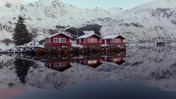 Традиционная Рыбацкая Деревня Лофских Островах Норвегии Красными Домиками Снегом Зимой — стоковое видео