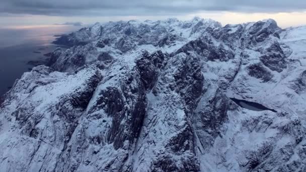 Mount Epische Antenne Breed Schot Panoramisch Uitzicht Besneeuwde Koude Rotsachtige — Stockvideo
