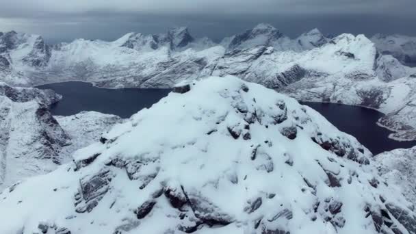 雲の高い空と激しい風で雪に覆われた冷たい岩山の壮大なワイドショットパノラマビュー — ストック動画