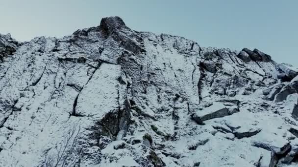 青空とふかふかの雲が広がる寒い冬の日には 山頂が雪に覆われていました 冬の時間にビティホーン山 — ストック動画