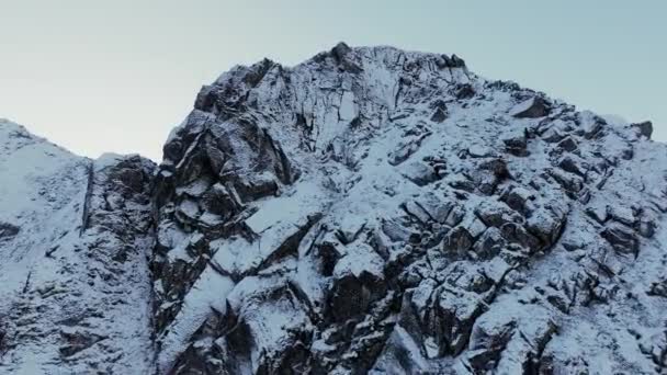 Berggipfel Mit Schnee Bedeckt Einem Kalten Wintertag Mit Blauem Himmel — Stockvideo