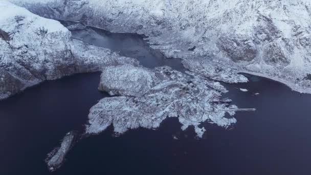 노르웨이의해 수속에 반사되어 눈으로 산등성 매혹적으로 바라보는 — 비디오