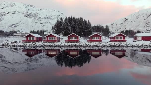 Традиционная Рыбацкая Деревня Лофских Островах Норвегии Красными Домиками Снегом Зимой — стоковое видео