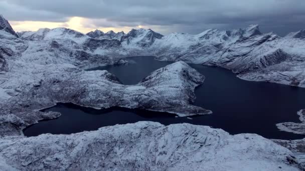 Destansı Gökyüzü Şiddetli Rüzgarlarla Karla Kaplı Soğuk Kayalık Dağların Geniş — Stok video