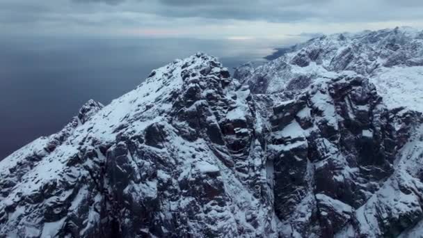 Monte Épico Aérea Ampla Vista Panorâmica Montanhas Rochosas Geladas Cobertas — Vídeo de Stock
