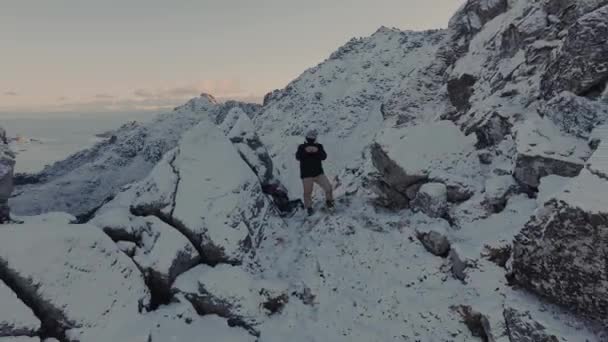 Bergstopp Täckt Snö Kall Vinterdag Med Blå Himmel Och Blåsiga — Stockvideo