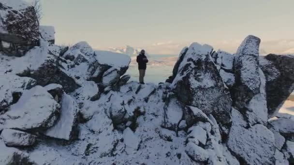 Hegycsúcsot Borított Egy Hideg Téli Napon Kék Puffadt Felhők Bitihorn — Stock videók