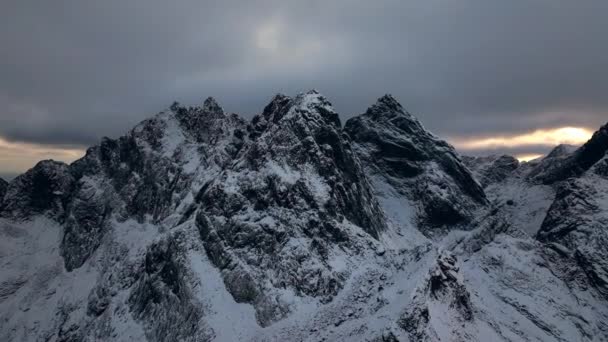 寒い冬の日に北欧の荒野で雪に覆われた山脈の素晴らしい風景 4Kエアリアルビデオ — ストック動画