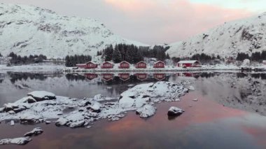 Norveç 'in Lofoten Adaları' ndaki A balıkçı köyü. Kışın kar yağarken
