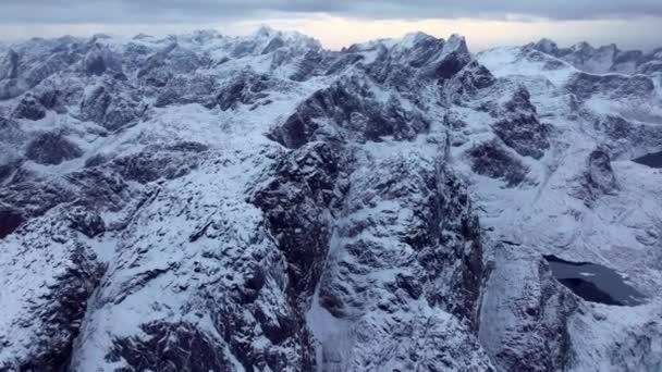 Mount Epische Antenne Breed Schot Panoramisch Uitzicht Besneeuwde Koude Rotsachtige — Stockvideo