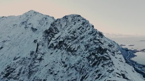Bergtop Bedekt Met Sneeuw Een Koude Winters Dag Met Blauwe — Stockvideo