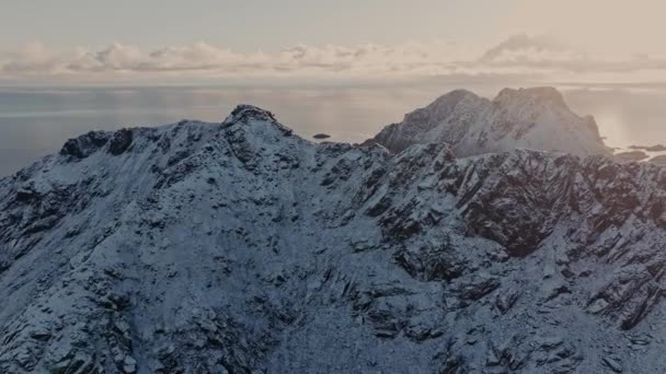 Bergtop Bedekt Met Sneeuw Een Koude Winters Dag Met Blauwe — Stockvideo