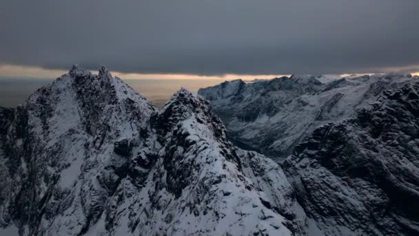 Pemandangan Udara Yang Menakjubkan Dari Pegunungan Tertutup Salju Padang Gurun — Stok Video