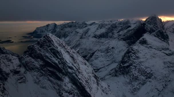 Soğuk Bir Kış Gününde Kuzey Yabanda Kar Kaplı Bir Dağ — Stok video