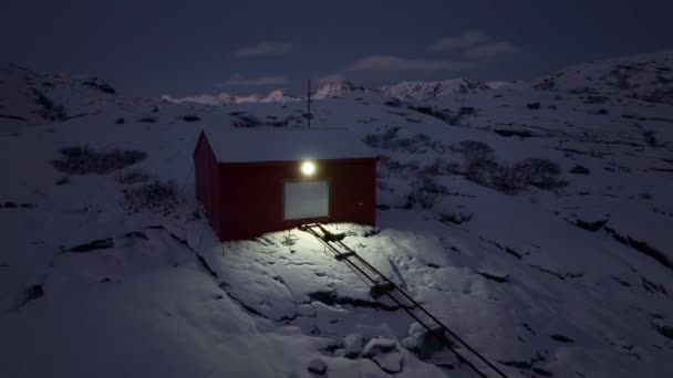 ノルウェーのロフテン諸島で冬季の海岸線に照らされたスカンジナビアの漁村のタイムラウンド — ストック動画