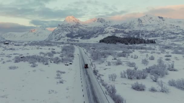 Flygfoto Bilkörning Vinterparadis Norge Omgiven Snö Och Träd — Stockvideo