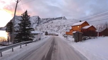 Norveç, Lofoten 'de kış yolunda araba sürüyorum.
