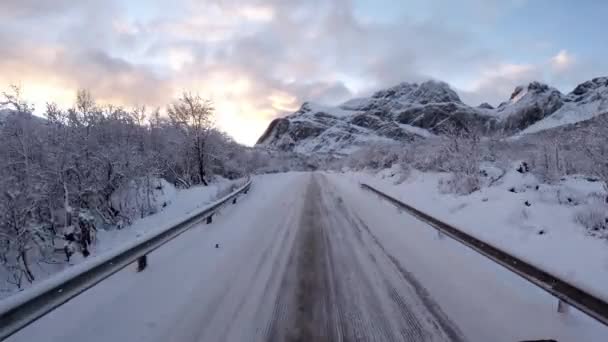 Norveç Lofoten Kış Yolunda Araba Sürüyorum — Stok video